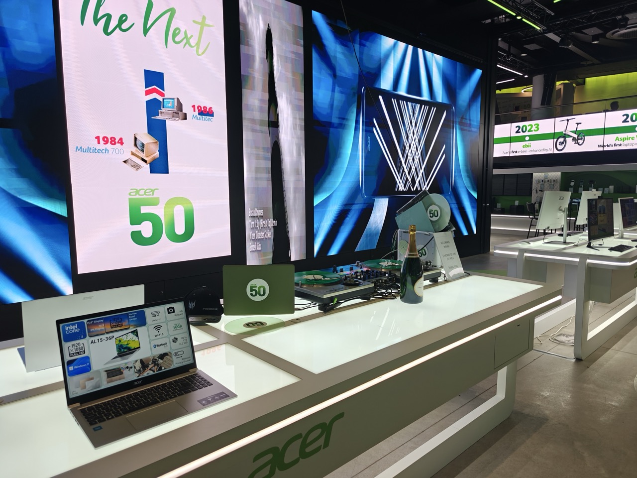 Acer 50th Anniversary London Piccadilly Lights 175625 Large